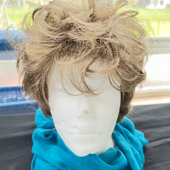 Blonde short wig - Picture 3 of 6